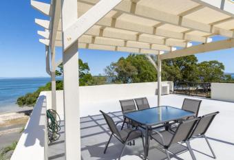 Modern Unit With Penthouse Views has Balcony rooms