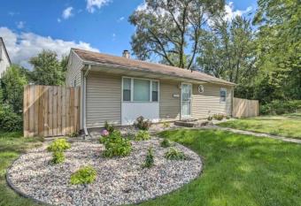 Gorgeous, Fully Furnished Miller Home Close-Beach! has rooms with a private hot tub