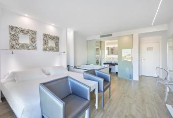 Hotel Astoria Playa Adults Only 4* Sup allows 18 year olds to book a room