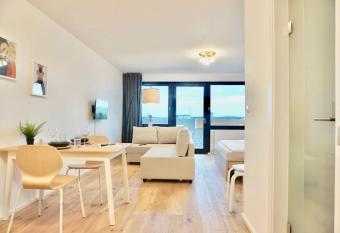 NEU modernes Apartment in Top Lage, free Parking max 1,65m H  he und 1,8m Breite allows 18 year olds to book a room