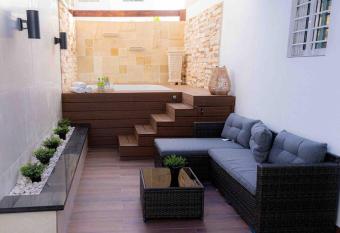 Luxury stay with terrace and private jacuzzi. has rooms with a private hot tub