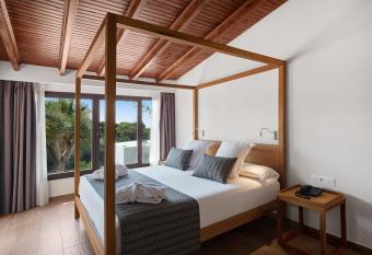 Tacande Portals has rooms with a private hot tub