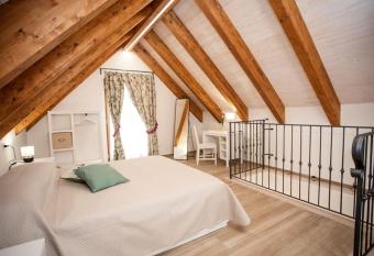 La Casetta di nonna Olga-Chalet has Balcony rooms