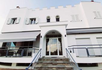 Castello Apartments has Balcony rooms