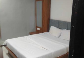 OYO 80984 Darshan Hotel allows 18 year olds to book a room