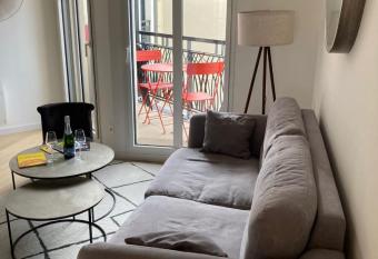 Nice and quiet 40m in Courbevoie with parking has Balcony rooms