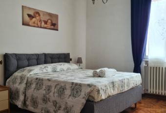 via Matteotti 102 has rooms with a private hot tub