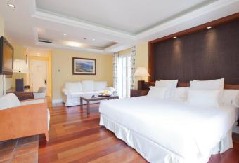 Hotel MR Les Rotes has Balcony rooms