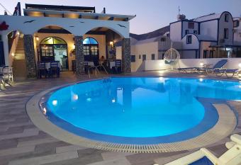 Honeymoon Beach Studios has Balcony rooms