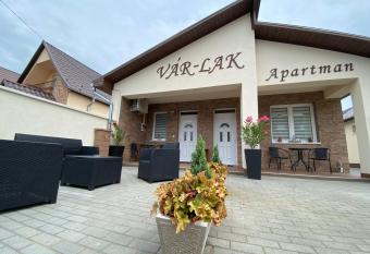 V  R-LAK Apartman has Balcony rooms