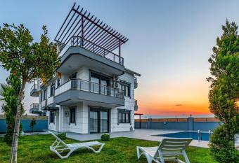 Serik Belek te Merkeze Yak  n, Havuzlu Villa-Awz167 allows 18 year olds to book a room