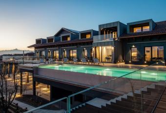 VINEHO has Balcony rooms