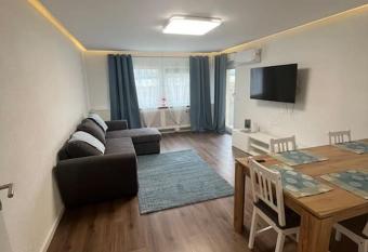 Familienwohnung neben dem See,Messe und Europapark has Balcony rooms