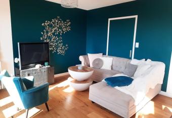 Grand appartement calme /2 chambres/Parking/balcons has Balcony rooms