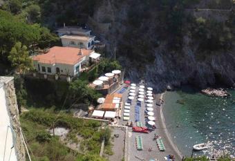 Villa la caletta has Balcony rooms
