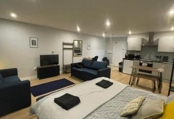 Market Haven Deluxe Studios Town centre with Netflix, Business & Leisure Travellers allows 18 year olds to book a room