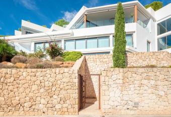 Contemporary home features voluminous living spaces and uninterrupted sea views has Balcony rooms