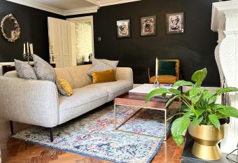 Cosy Courtyard Apartment in Kemptown has Balcony rooms