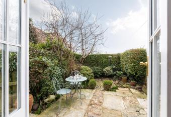 Quaint Cottage in the heart of North Yorkshire Village - Pet Friendly FREE allows 18 year olds to book a room