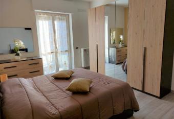 Residenza Tonale a 15 min da Milano Centro Parking Free Metro M1 allows 18 year olds to book a room