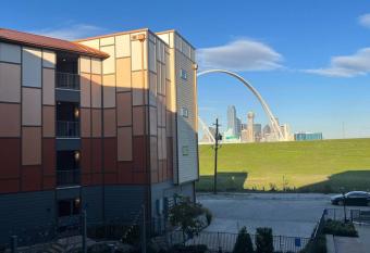 Boho Skyline Oasis: Your Dream 1BR Getaway has Balcony rooms