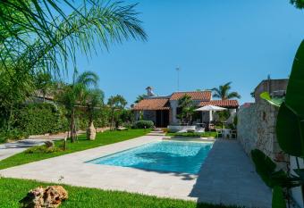 Villa Gaia has Balcony rooms