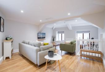 Spacious Property with Waterfall View by LetMeStay has Balcony rooms