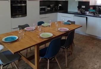 L   Audacieuse, maison atypique has Balcony rooms