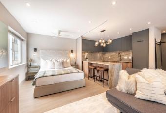 Designer Condo - Pool & Hot-tub - Center of Town has rooms with a private hot tub