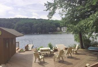 LAKE FRONT, WIFI,Cable, 2 Houses 2 hot tubs Pool tbl;arcade;docks; secluded area has rooms with a private hot tub