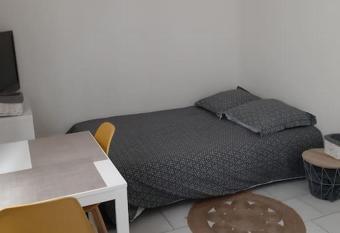 Appartement de 20m2 agr  able et au calme allows 18 year olds to book a room