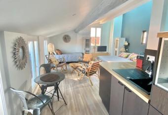 les nuits   toil  es, studio terrasse aper  u mer, WIFI, AC, 100m du port Sanary has Balcony rooms