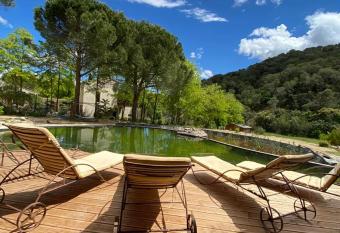 L Etang Des Cigales allows 18 year olds to book a room