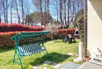 [giardino privato] - comodo per Malpensa e Milano has Balcony rooms