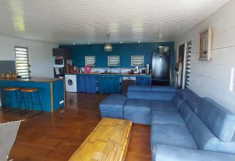 Villa Fleurs Cacao has rooms with a private hot tub