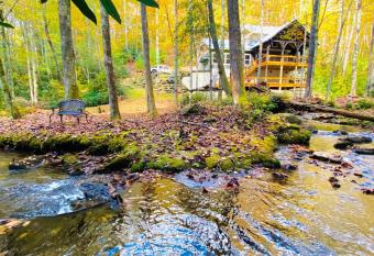 CRYSTAL CREEK ARCADE HOUSE! Big Creek + Arcade Room + Decks + Resort Amenities! has Balcony rooms