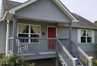 55- LAKE AND BOURBON TRAIL GETAWAY has rooms with a private hot tub