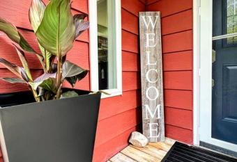 Private Dog Friendly Cottage with Hot Tub has rooms with a private hot tub