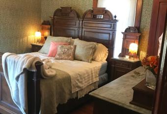 The Nauvoo Grand Bed & Breakfast has rooms with a private hot tub