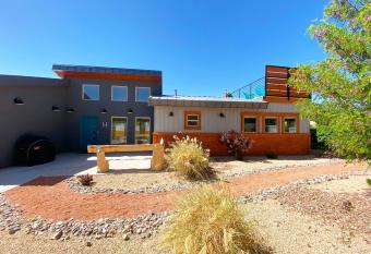 Timber & Tin H 2Bed 2Bath w Pool & Rooftop Deck has rooms with a private hot tub