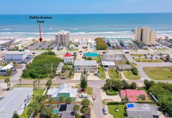 DAYTONA BEACHSIDE HAVEN has Balcony rooms