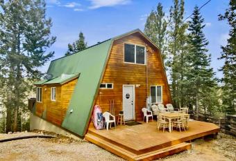 Woodchuck Cabin has Balcony rooms