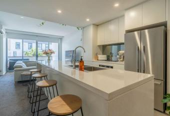 Surf Beach Retreat has rooms with a private hot tub