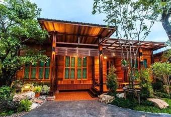 Areeya phubeach resort wooden house has Balcony rooms