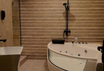 Alaqur View Inn                              has rooms with a private hot tub