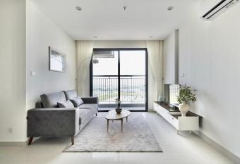 C  n h    d   ch v    ngh    d     ng - Vinhomes Ocean park has Balcony rooms