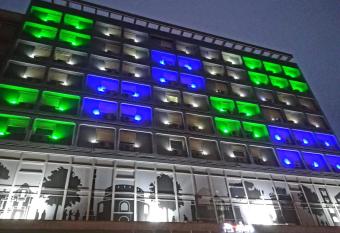 Capsis Hotel Thessaloniki has rooms with a private hot tub