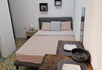 Modern Studio Apartment with a Private Yard has Balcony rooms