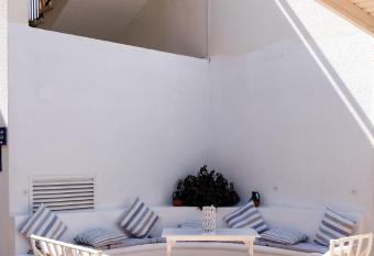 Amore Hotel Apts allows 18 year olds to book a room