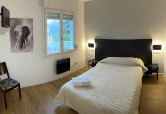 Las Palmeras allows 18 year olds to book a room